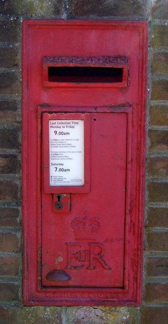 Close up, Elizabeth II postbox on... © JThomas cc-by-sa/2.0 :: Geograph ...