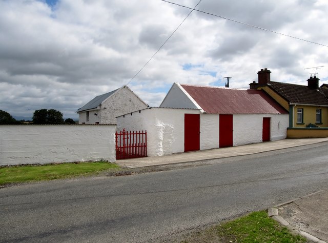 Whitewashed outbuildings on the L1170 road east of Louth