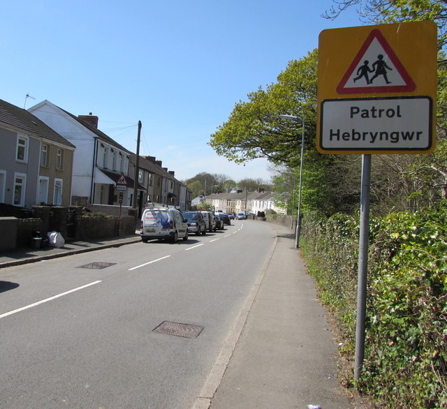 Warning sign - Patrol/Hebryngwr, Henfaes Road, Tonna