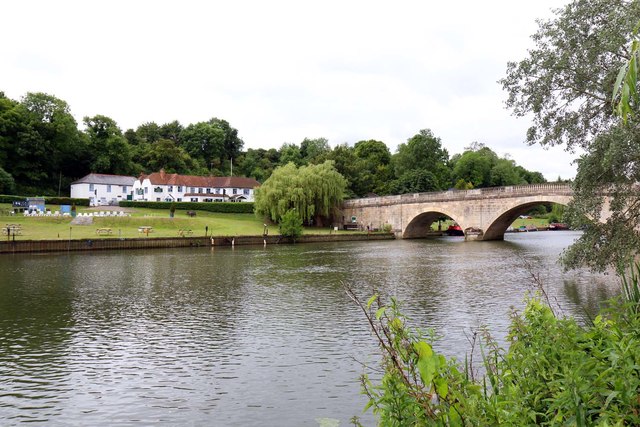 The River Thames by Shillingford Bridge © Steve Daniels cc-by-sa/2.0 ::  Geograph Britain and Ireland