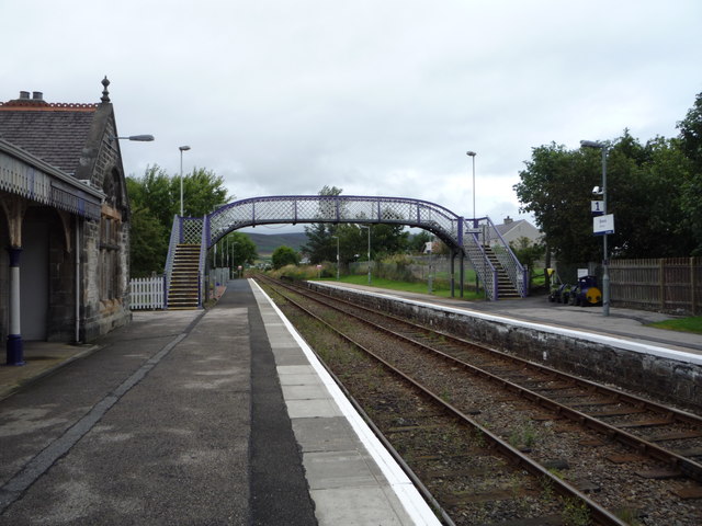 Footbridge Brora Railway Station © JThomas cc-by-sa/2.0 :: Geograph ...