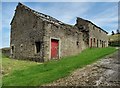 Tumbledown buildings at Near Slack Farm