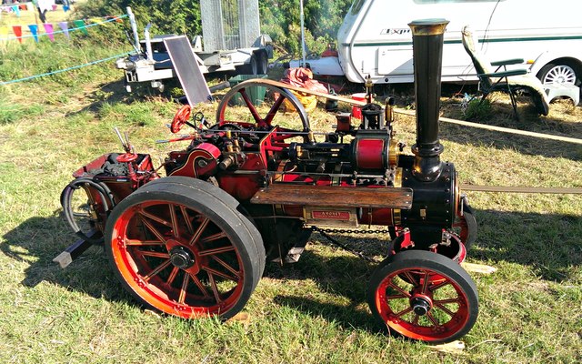 Scaled-down steam traction engine, White Horse Country Show, Uffington 2016