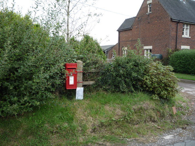Elizabeth II postbox on Hill Lane, Middleton Green