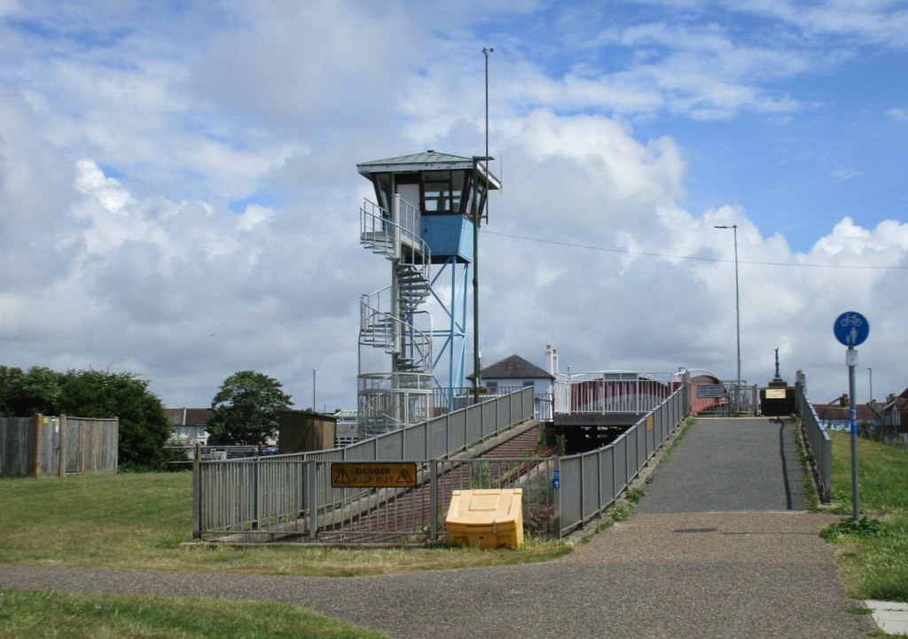 Retractable Bridge at Littlehampton © Jonathan Thacker :: Geograph ...