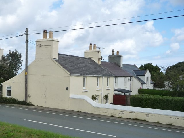 Houses alongside the A2, near Ballagawne Road
