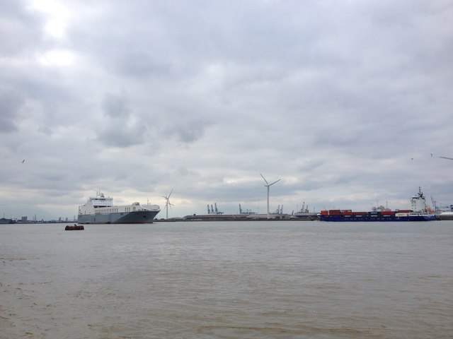 River Thames, Gravesend © Chris Whippet :: Geograph Britain and Ireland