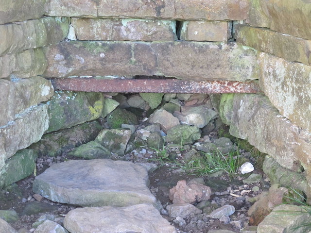 Old lime kiln north of Ashgill Bridge - draw hole