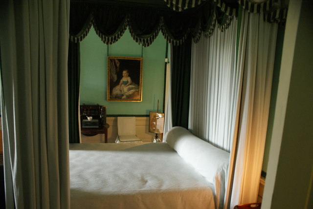 View of the Queen's bed in Kew Palace