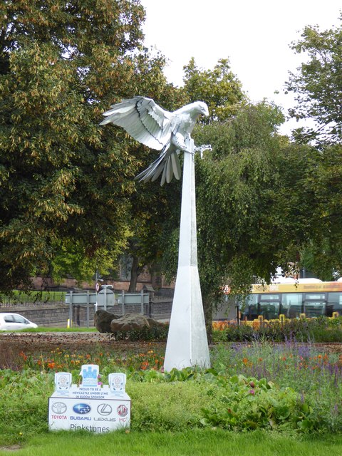 Newcastle-under-Lyme: Buzzard sculpture on Pool Dam roundabout