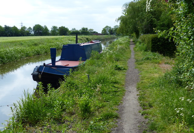 Narrowboat moored along the Chesterfield Canal