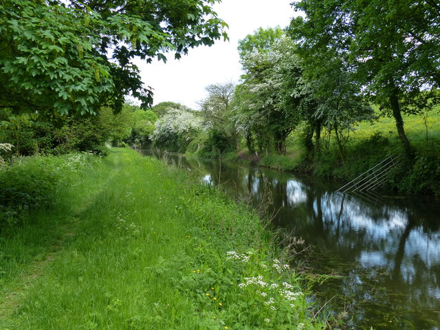 Heading east along the Cuckoo Way and... © Mat Fascione :: Geograph ...