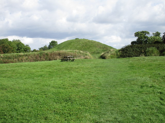 Motte and bailey, Brinklow © Jonathan Thacker cc-by-sa/2.0 :: Geograph ...