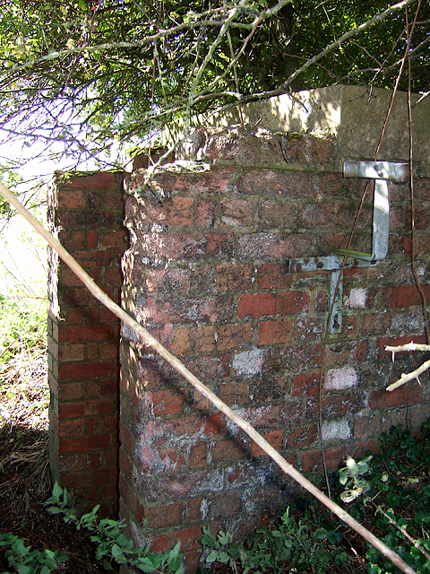 WWII Wiltshire - airfield bombing decoy control bunker, Pitton (3)