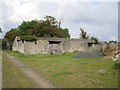 Disused farm building by Bottom Park, Harmston