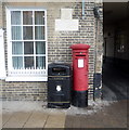 Elizabeth II postbox, Southwold Town Hall