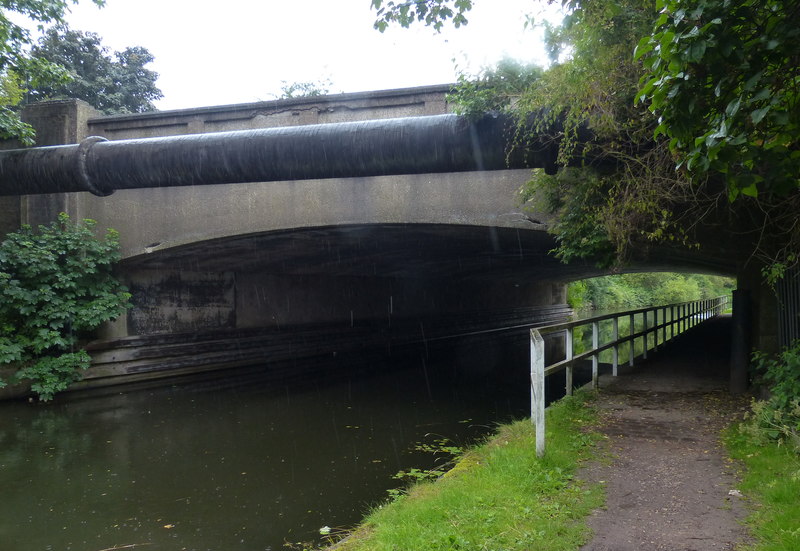 Dunnings Bridge No 107A and pipebridge © Mat Fascione :: Geograph ...