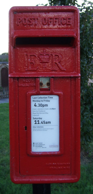 Close up, Elizabeth II postbox on Lloyds Avenue, Kessingland