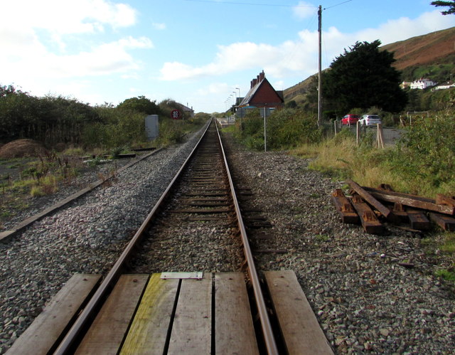 Railway west from level crossing to... © Jaggery cc-by-sa/2.0 ...