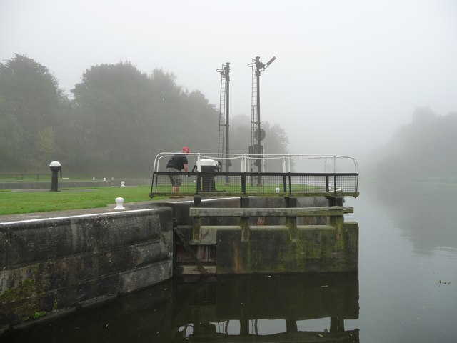 Closing one of the top gates, Valeroyal Locks