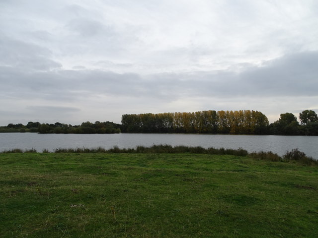 Lake in Disused Gravel Pit © Matthew Chadwick cc-by-sa/2.0 :: Geograph