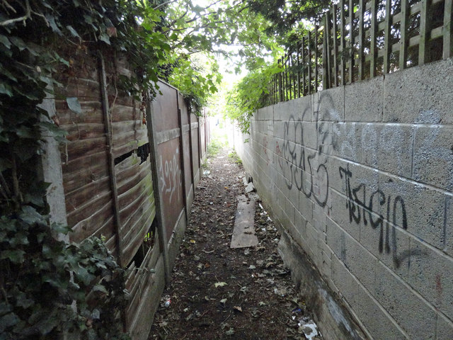 Footpath 172 from Woodhall Crescent