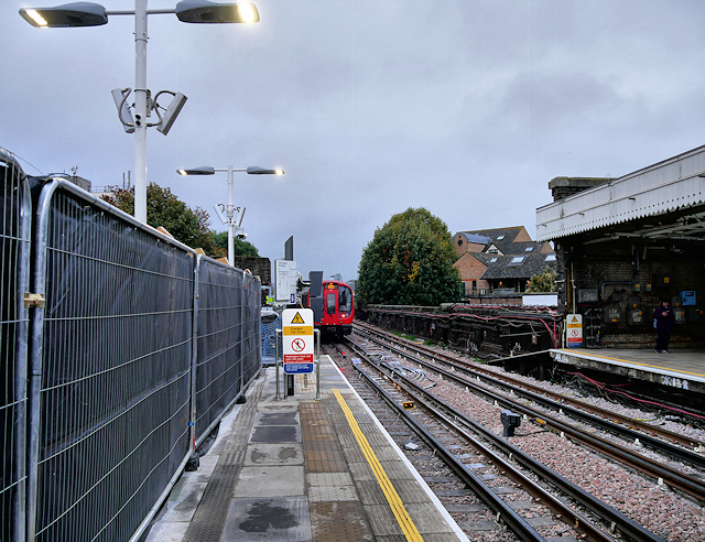 putney-bridge-station-david-dixon-cc-by-sa-2-0-geograph-britain