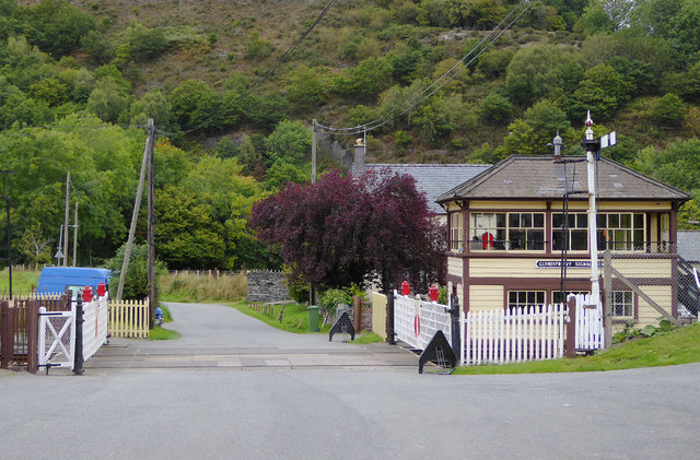 Crossing and signal box at Glyndyfrdwy,... © Roger D Kidd :: Geograph ...