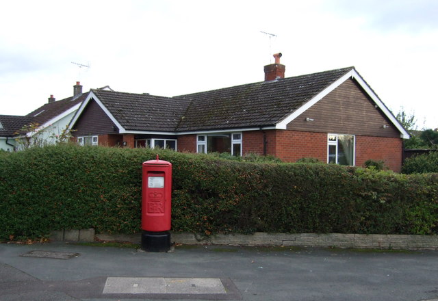 Elizabeth II postbox on Dane Bank Avenue, Crewe