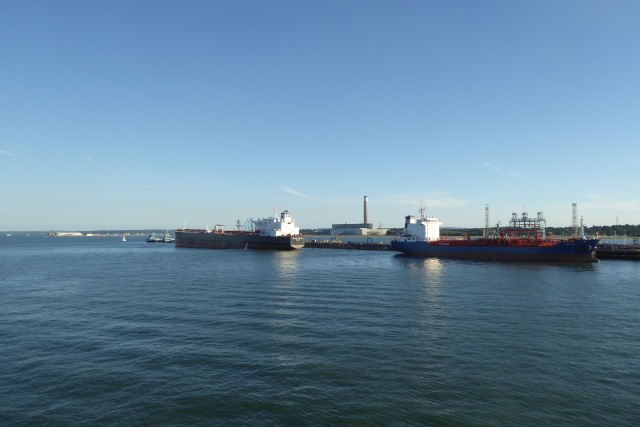 Marine terminal © DS Pugh cc-by-sa/2.0 :: Geograph Britain and Ireland