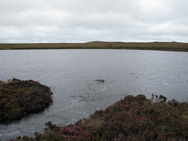 Burn flowing into the more easterly Da Loch Fhuaimeabhat