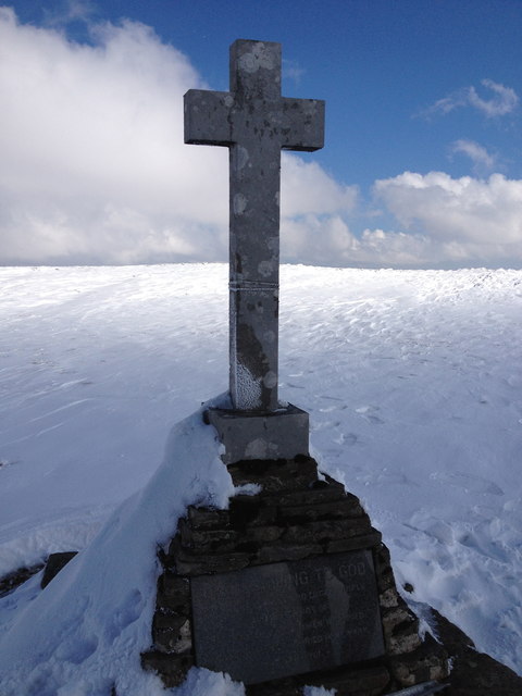 Memorial Cross on Buckden Pike © Dave Thompson cc-by-sa/2.0 :: Geograph ...