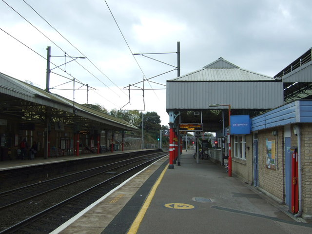 Platform 2, Oxenholme Railway Station © JThomas cc-by-sa/2.0 ...