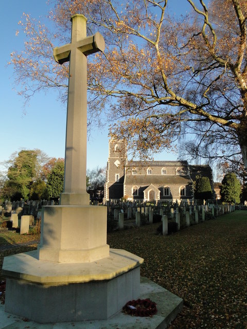 Cross of sacrifice, war graves and Sutton Bridge church