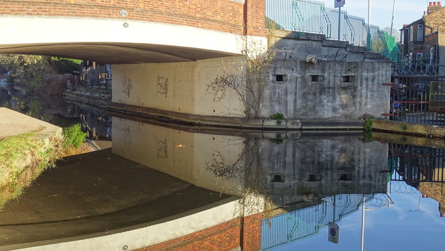 Pillbox by bridge, overlooking  the Grand Union Canal