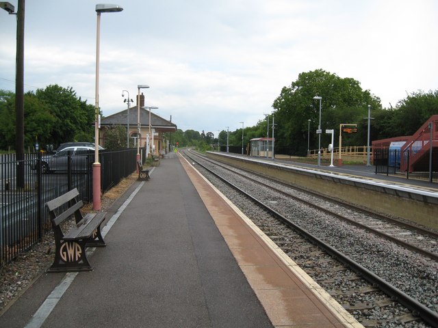 Station platform view - Charlbury,... © Martin Richard Phelan cc-by-sa ...