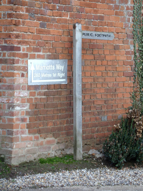 Footpath sign at the entrance to Brick Kiln Farm