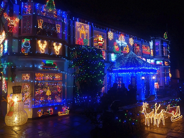 House decorated with Christmas lights,... © Robin Drayton ccbysa/2.0