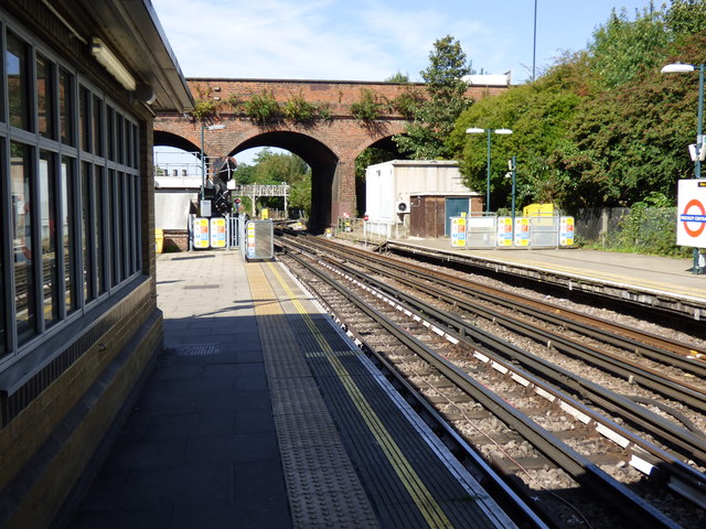 Finchley Central station, Northern Line LT