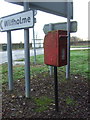 TA0149 : Elizabeth II postbox on Beverley Road. Kilnwick Lodges by JThomas
