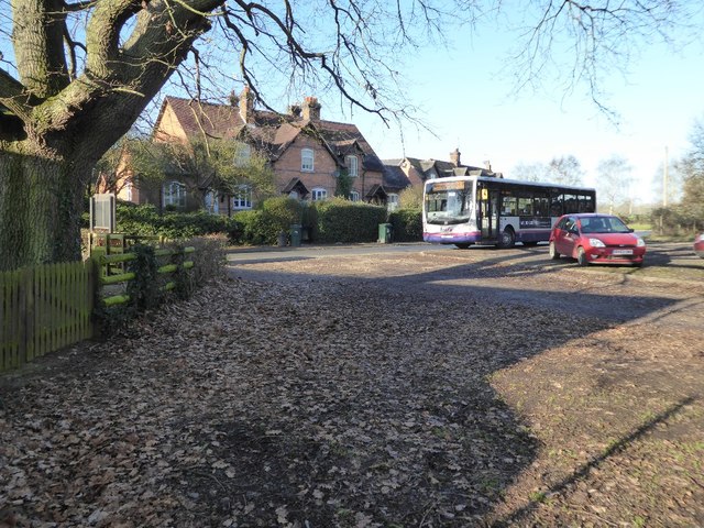 The 332 service bus in Earl's Croome