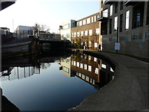 TQ2984 : Regent’s Canal, ESE of Camden Road bridge by John Baker