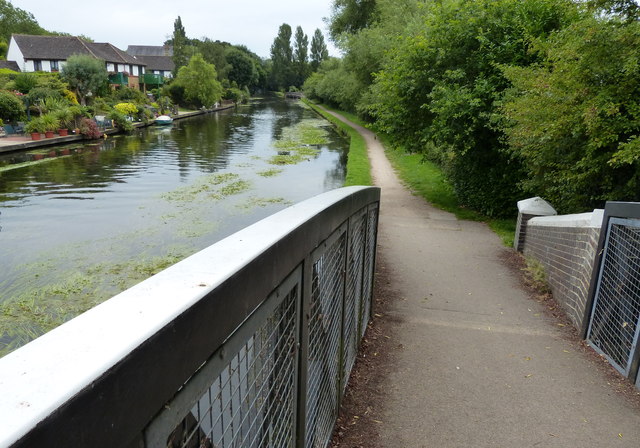 Grand Union Canal towpath at Mount Pleasant