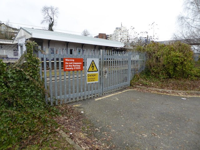 Security gates, New Barnet Station