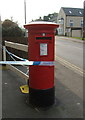 Elizabeth II postbox outside Chesterton Post Office