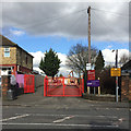 TL0722 : Dunstable Road entrance to Maidenhall Primary School, west Luton by Robin Stott
