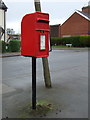 Elizabeth II postbox on Huncote Road, Stoney Stanton