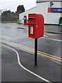 Elizabeth II postbox on Wykin Road, Hinckley