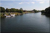 TQ1568 : River Thames passing Hampton Court Palace by Philip Halling