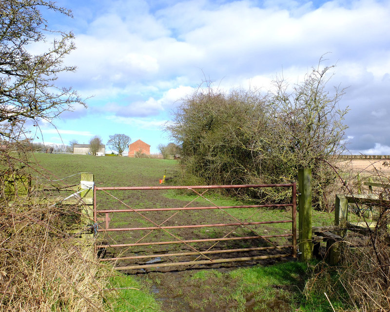 Path to Lower Wood Farm from Standish... © Gary Rogers cc-by-sa/2.0 ...